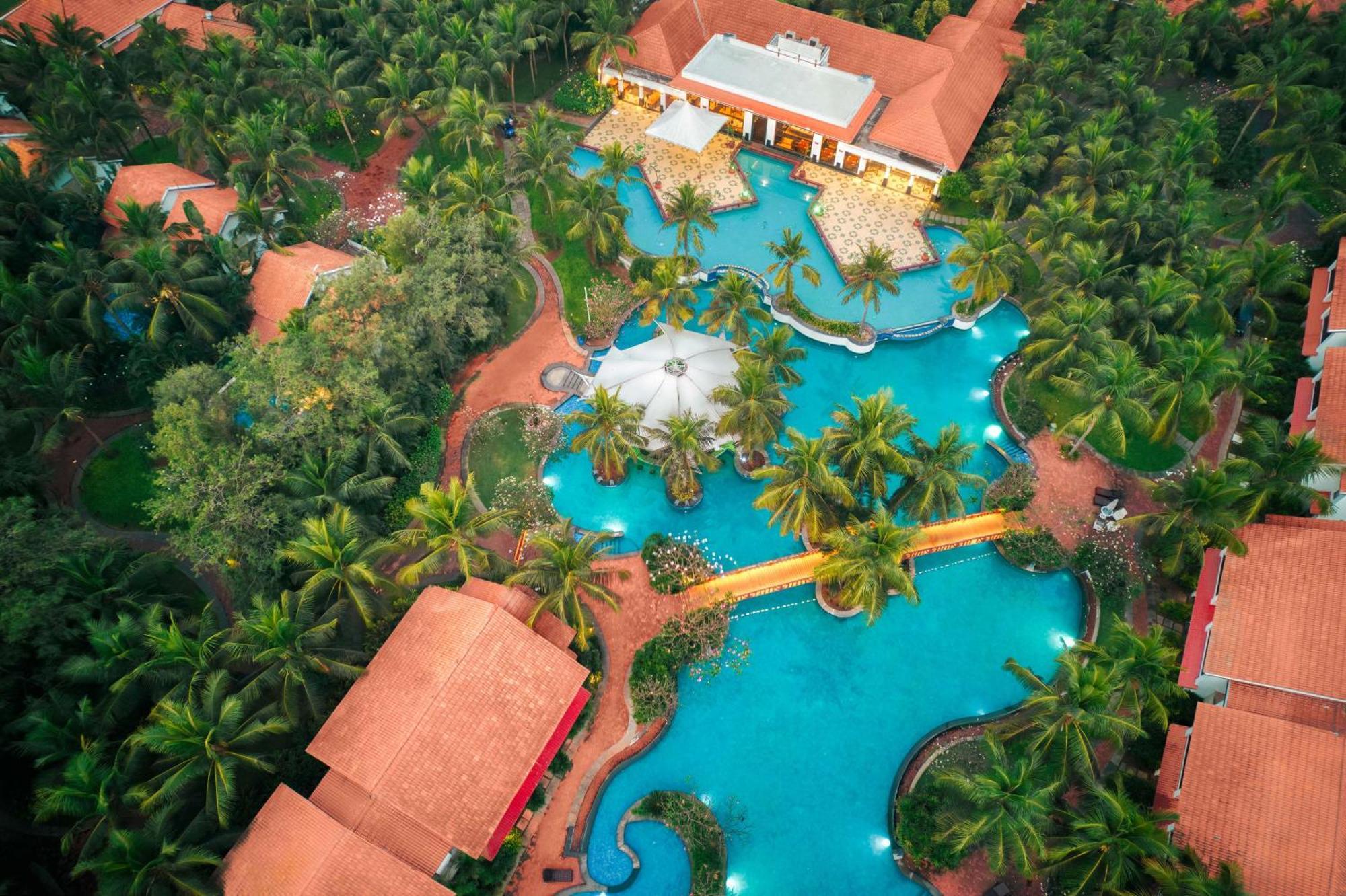 Radisson Blu Resort Temple Bay Mamallapuram Exterior foto Aerial view of the pool at the Hard Rock Hotel