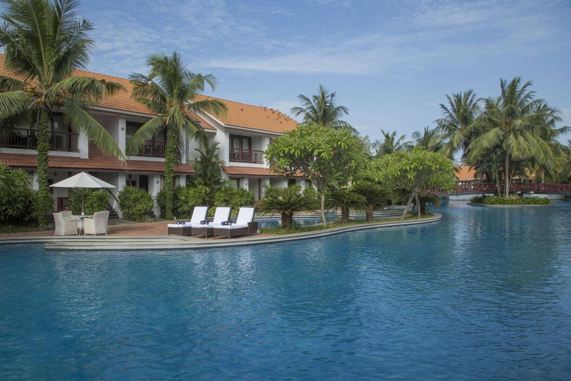 Radisson Blu Resort Temple Bay Mamallapuram Exterior foto The pool at Vinpearl Hotel Nha Trang