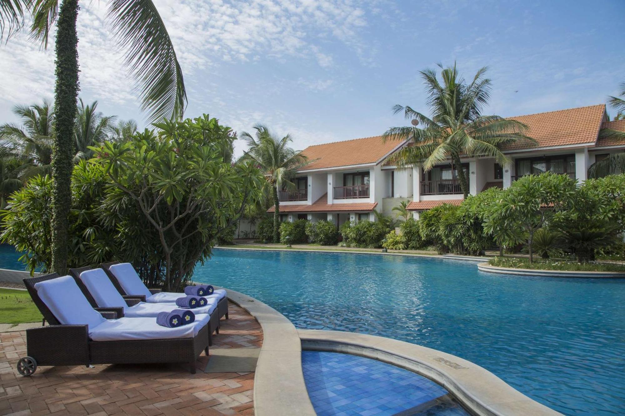 Radisson Blu Resort Temple Bay Mamallapuram Exterior foto The pool at the resort